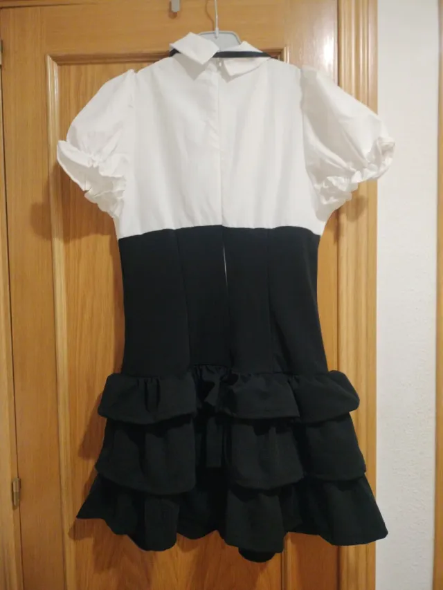 Vestido negro y blanco con botones