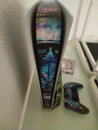 Consola PS5 con diseño psicodélico