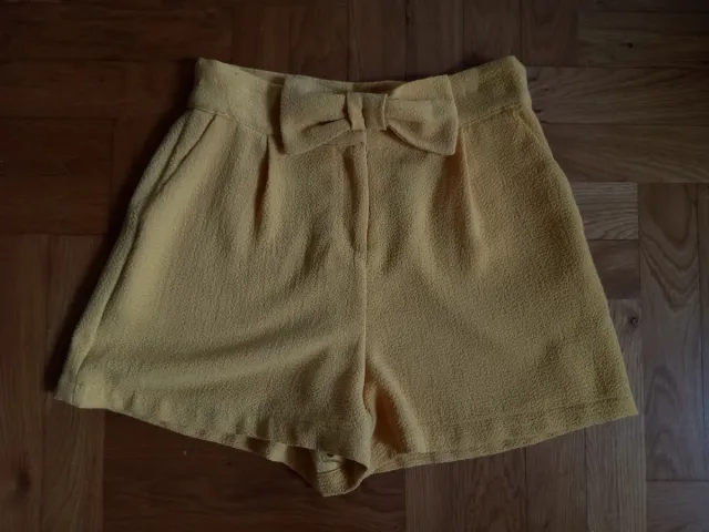 Pantalón corto con lazada