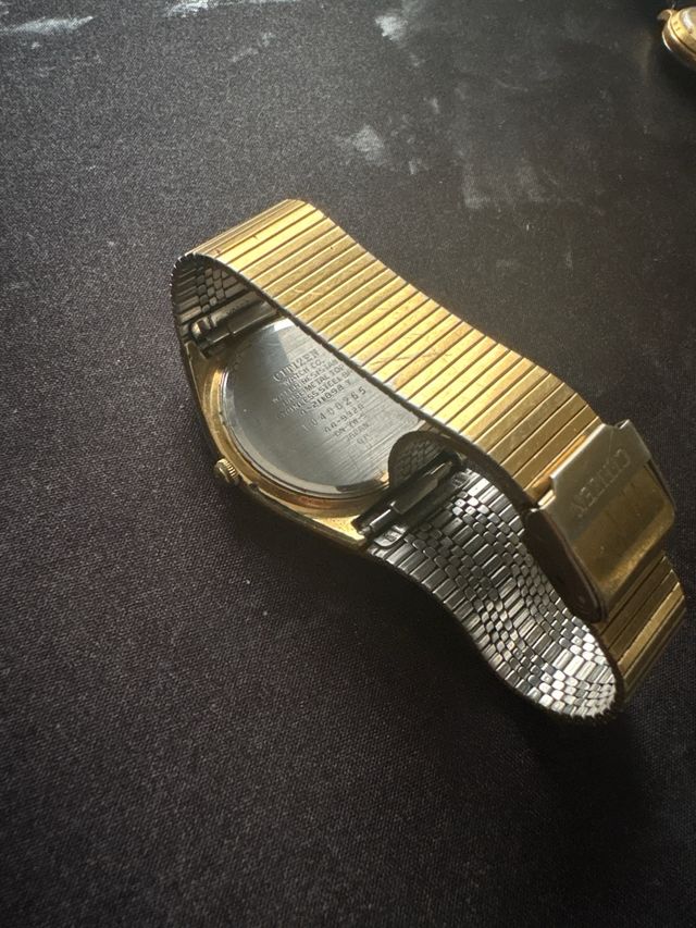 Reloj Citizen Quartz Dorado