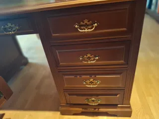 Escritorio y sillas estilo inglés+ librería