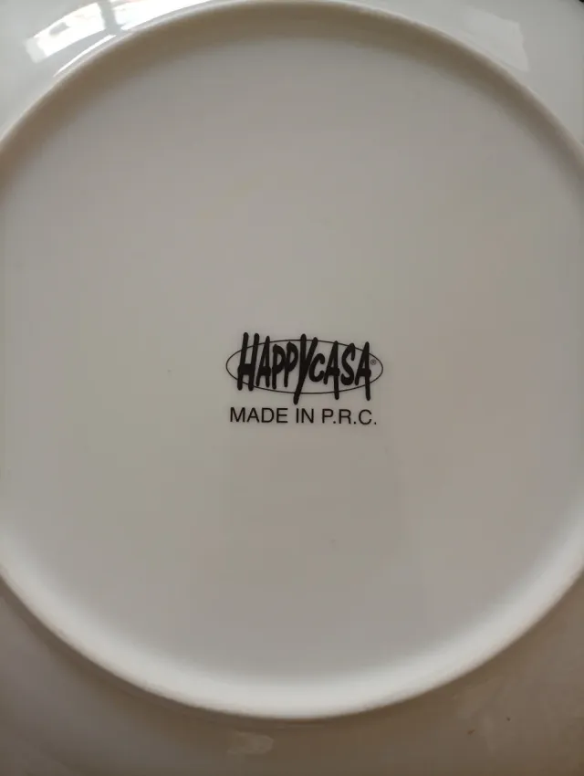 Plato decorativo dorado con escena romántica