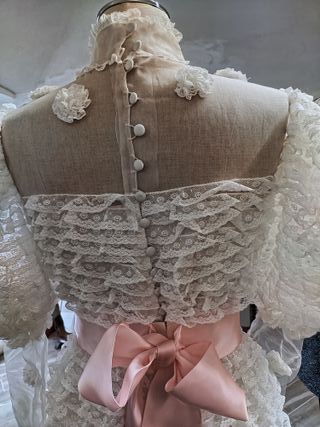 Abito da sposa bianco con fascia rosa