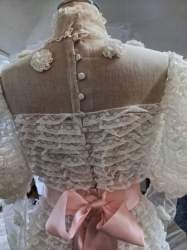 Abito da sposa bianco con fascia rosa