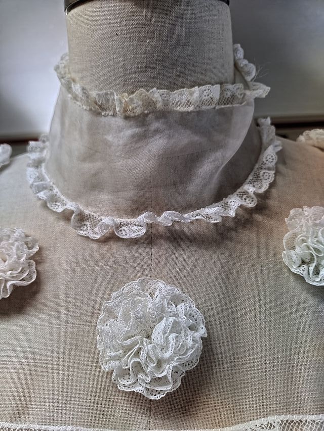 Abito da sposa bianco con fascia rosa