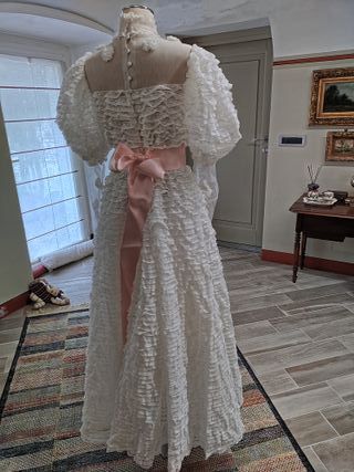 Abito da sposa bianco con fascia rosa