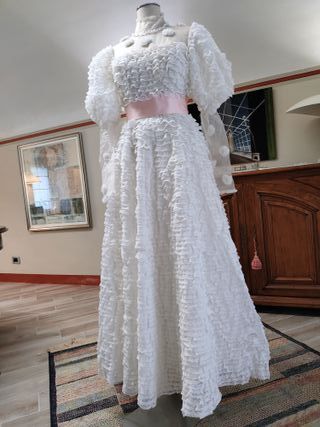 Abito da sposa bianco con fascia rosa