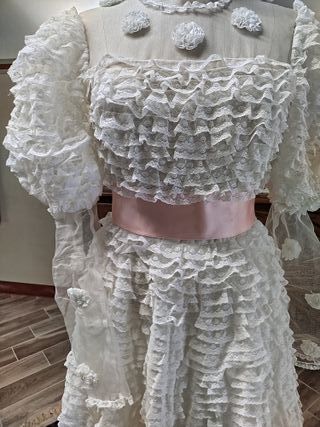 Abito da sposa bianco con fascia rosa