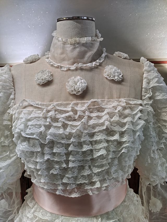 Abito da sposa bianco con fascia rosa