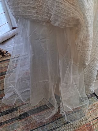Abito da sposa bianco con fascia rosa