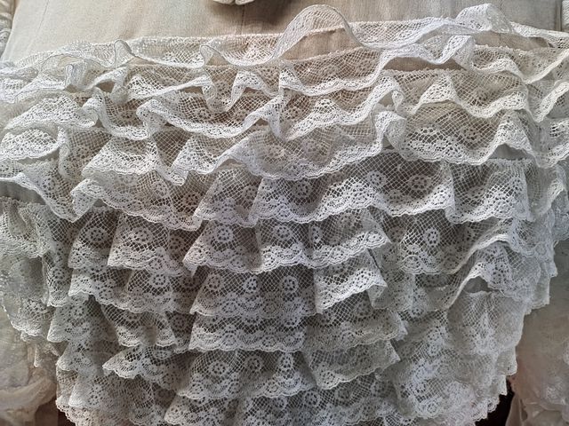 Abito da sposa bianco con fascia rosa