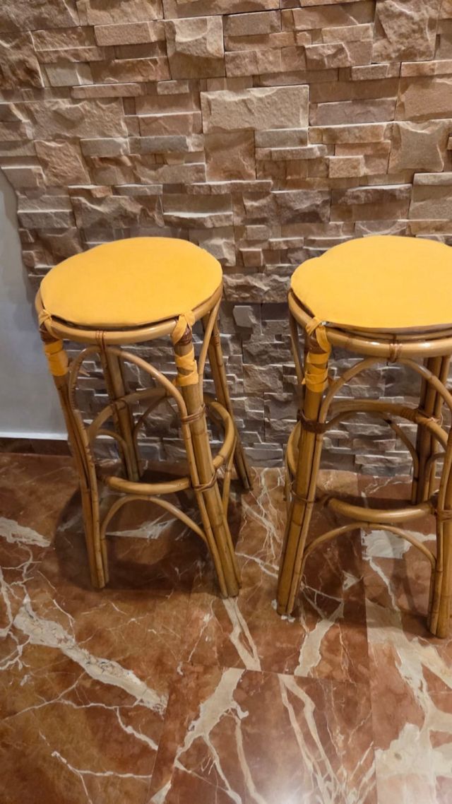 Taburetes de mimbre