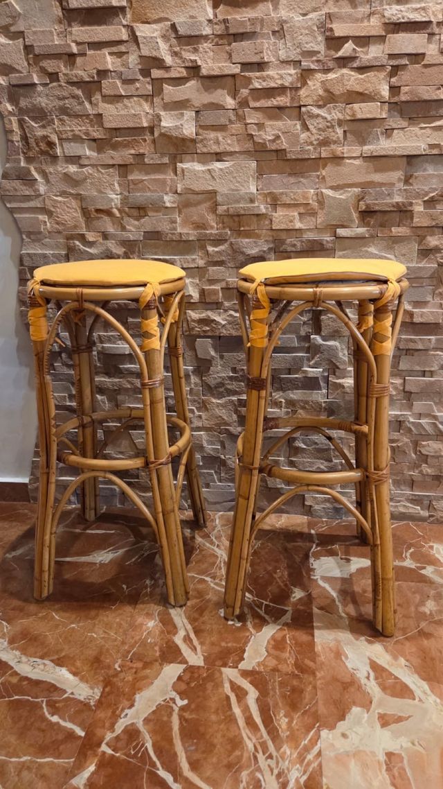 Taburetes de mimbre