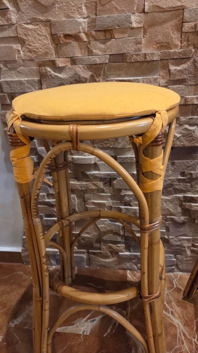 Taburetes de mimbre