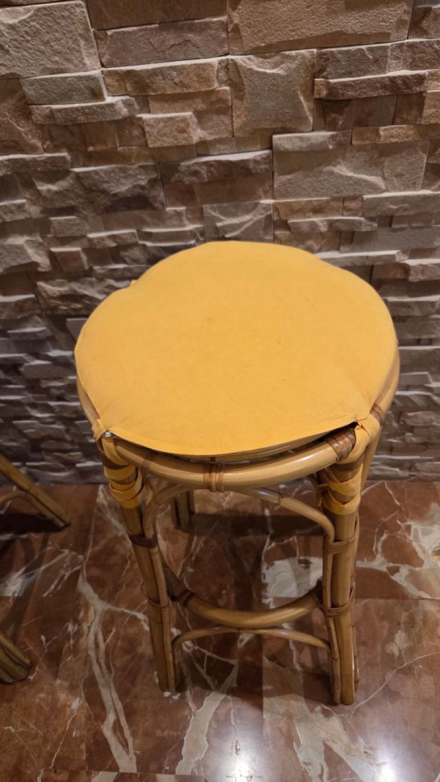 Taburetes de mimbre