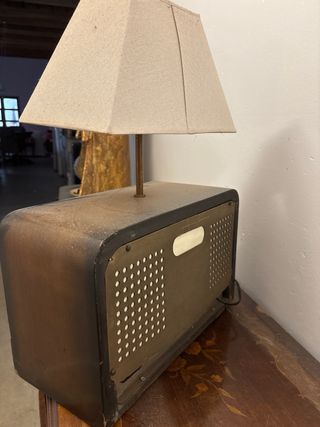 Lámpara sobre Radio Antigua