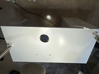 Mesa de manicure branca usada