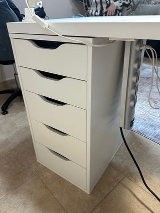 Mesa de manicure branca usada