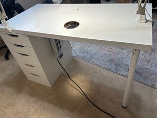 Mesa de manicure branca usada