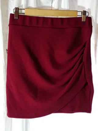 Falda granate con textura