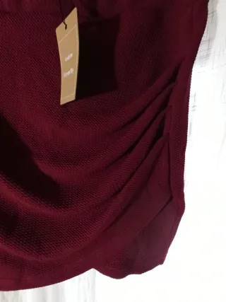 Falda granate con textura