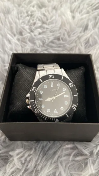 Reloj Negro y Plateado