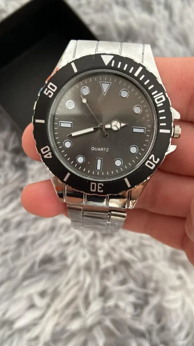 Reloj Negro y Plateado