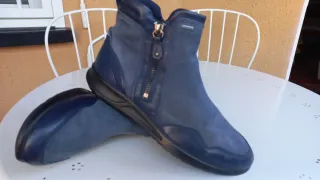 Botines piel azul marino hidrófuga