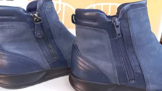 Botines piel azul marino hidrófuga