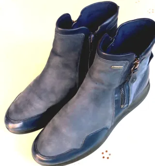 Botines piel azul marino hidrófuga