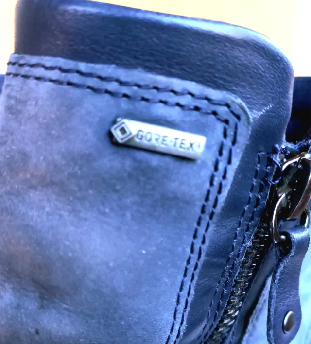 Botines piel azul marino hidrófuga