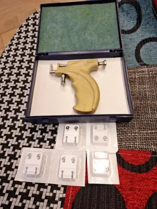 Pistola sparaorecchini e orecchini foralobi