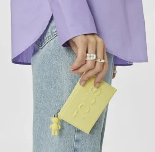 Tarjetero Tous amarillo con osito