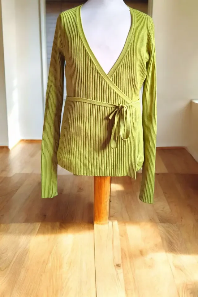 Maglione verde lime con scollo a croce