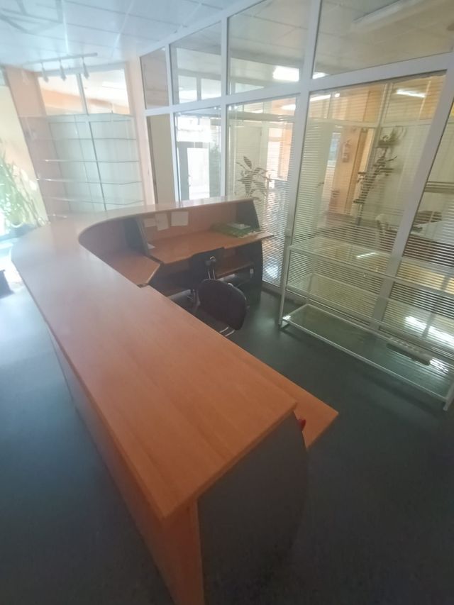 Mostrador recepción con puesto informático