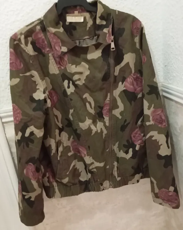 Chaqueta militar con rosas