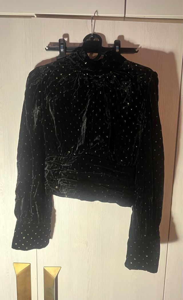 Blusa Zara terciopelo negro brillos dorados