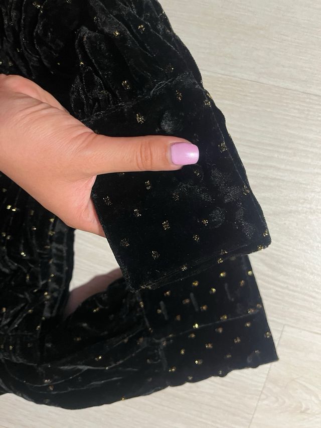 Blusa Zara terciopelo negro brillos dorados
