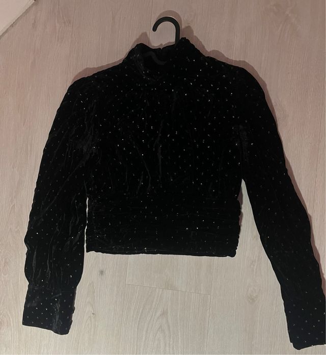 Blusa Zara terciopelo negro brillos dorados