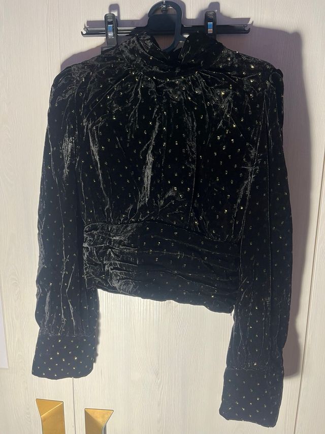 Blusa Zara terciopelo negro brillos dorados