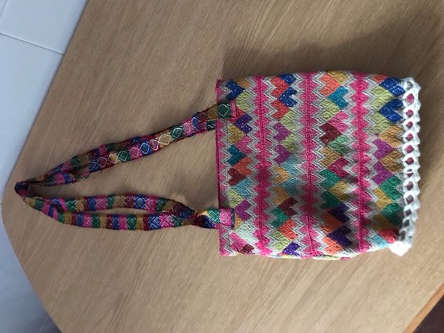 Bolso artesanal tejido multicolor, medidas 22 por