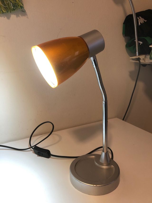 Lámpara de escritorio LED naranja y plateada