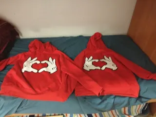 Sudaderas Rojas Mickey Manos Corazón unisex 2