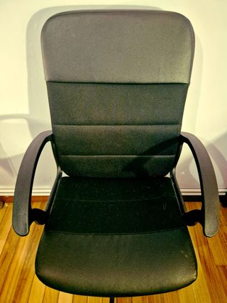 Silla giratoria de oficina negra