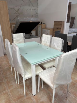 Mesa extensible cristal + 6 sillas polipiel