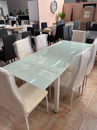 Mesa extensible cristal + 6 sillas polipiel