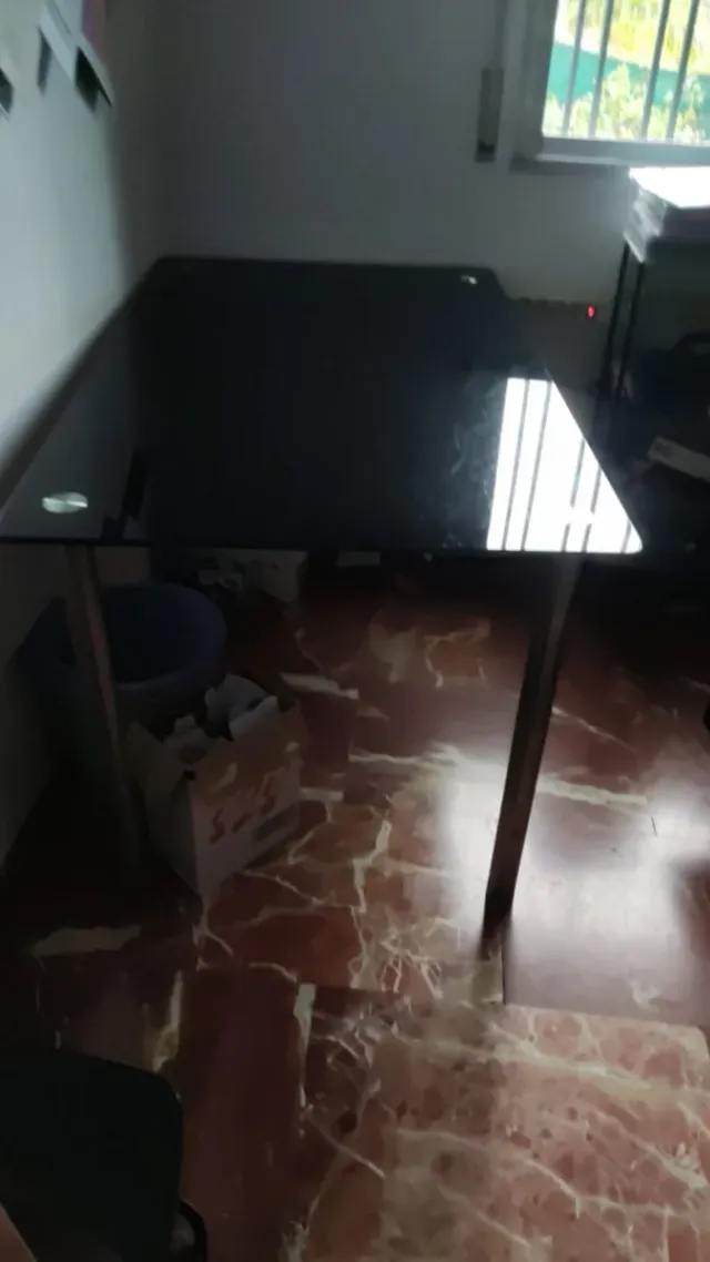 Mesa de cristal negra y metal