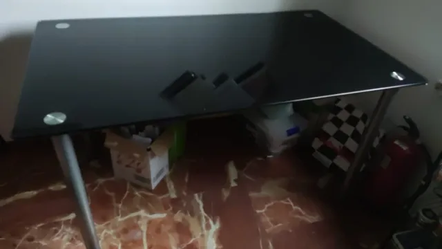 Mesa de cristal negra y metal