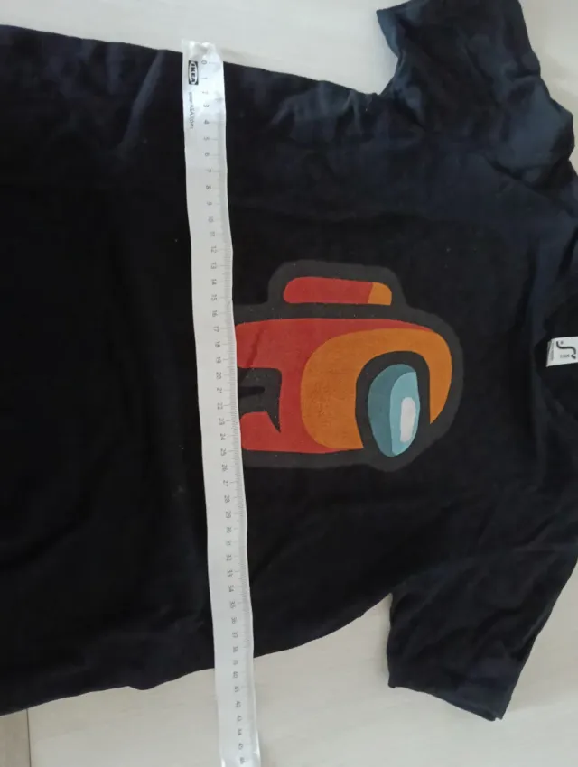 Camiseta negra Among Us naranja.