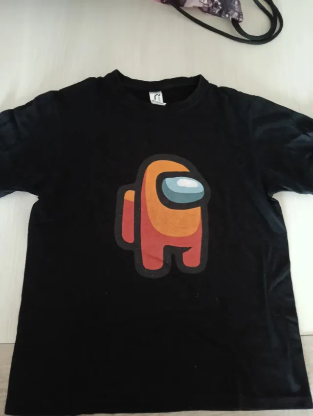Camiseta negra Among Us naranja.